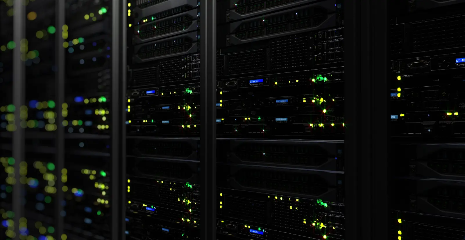 Visão interna de um data center moderno com racks de servidores iluminados por luzes LED coloridas, destacando a tecnologia de alta performance e segurança de dados.
