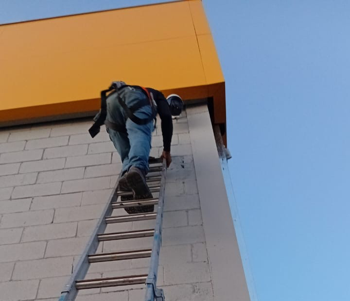 Técnico da GSS instalando câmera de segurança CFTV