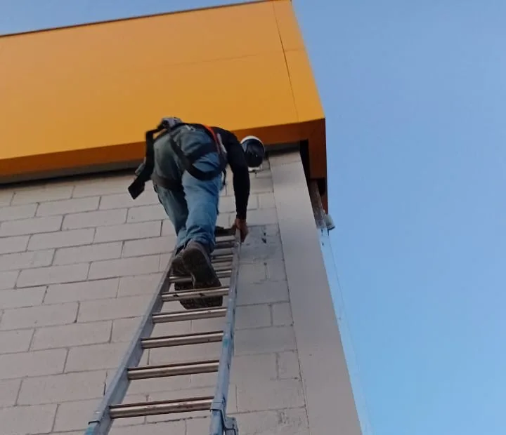 Técnico da GSS instalando câmera de segurança CFTV
