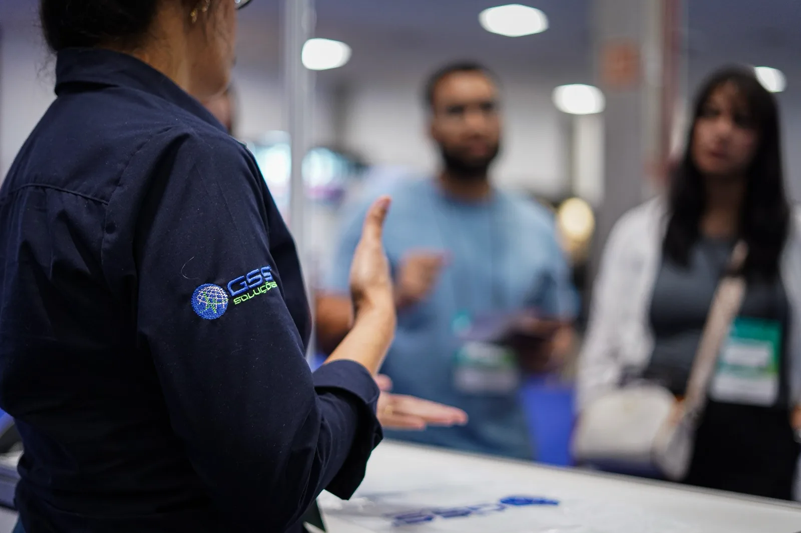 Consultora da GSS Soluções orientando clientes